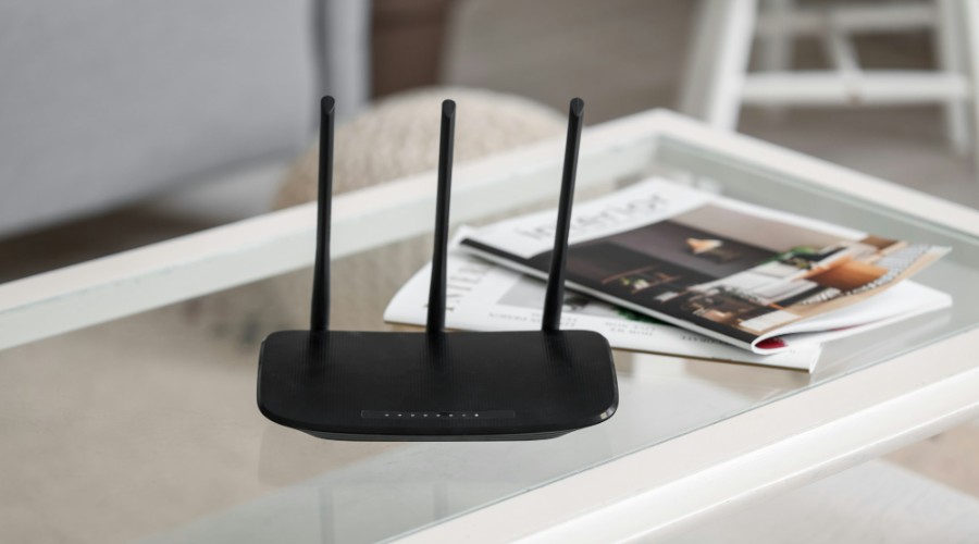 Svart Wi-Fi-ruter på glassbord