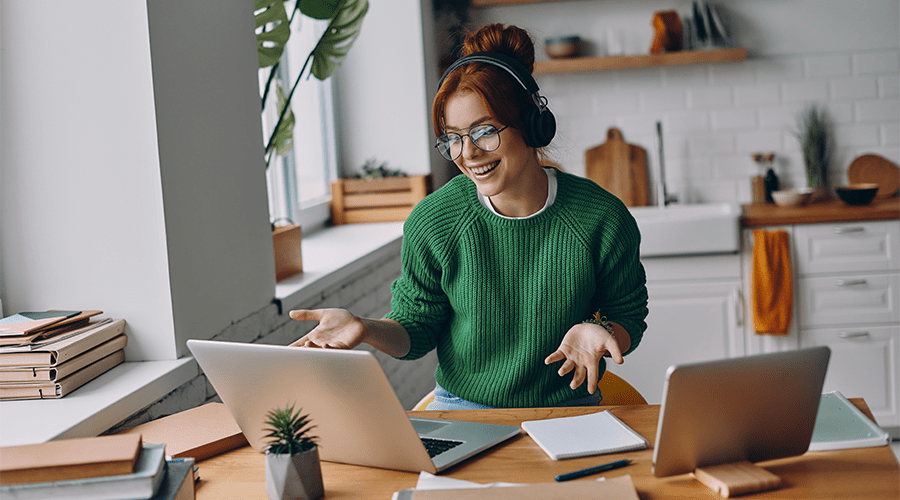 jente med grønn genser i digitalt møte