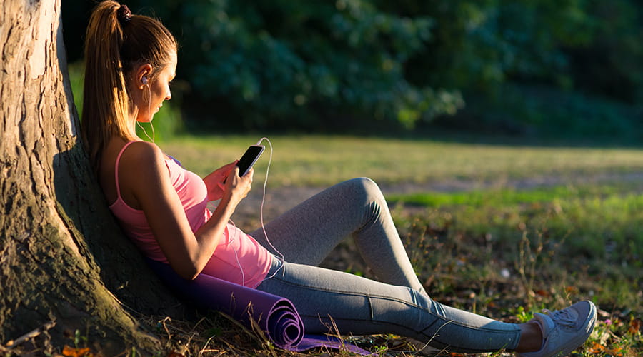 Dame som ser på telefonen mens hun slapper av