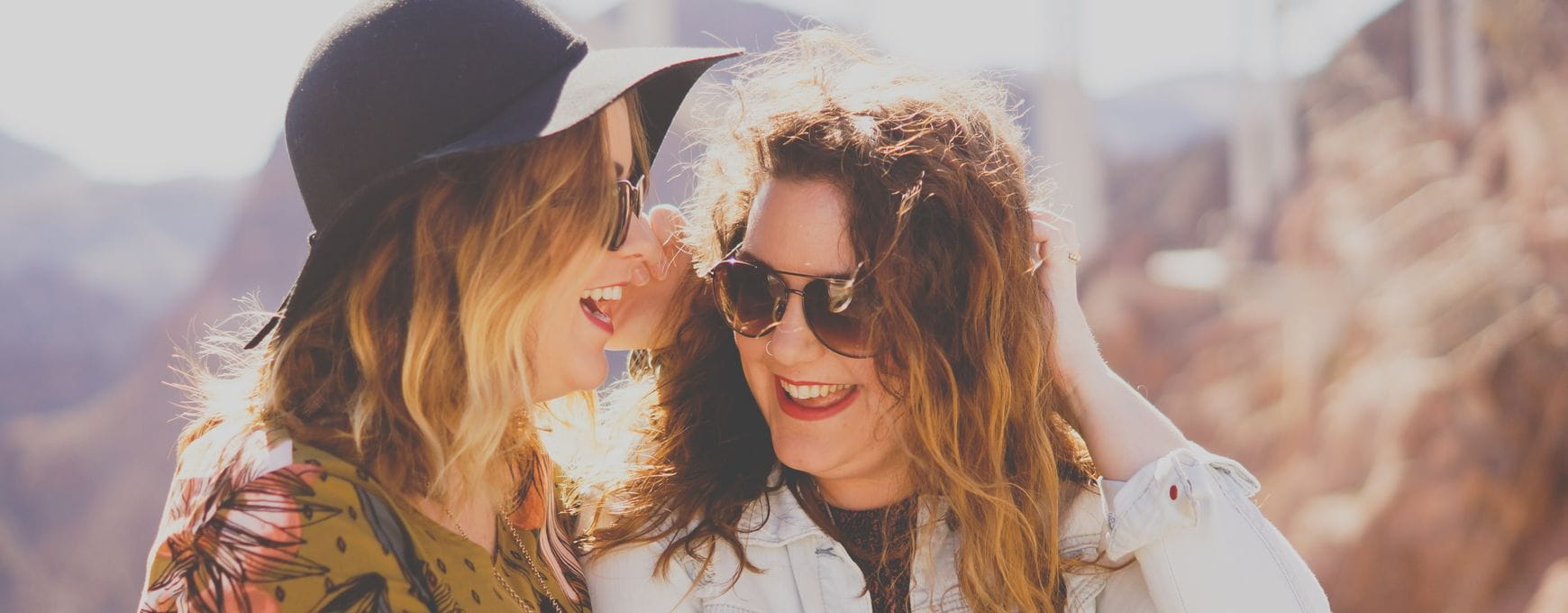 To damer ler sammen