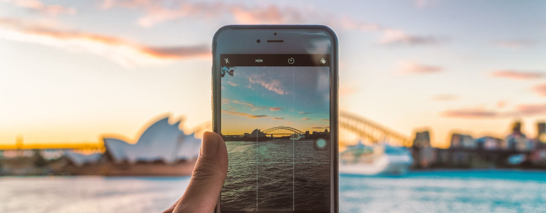 Bilde av en telefon som tar bilde av operahuset i sidney 