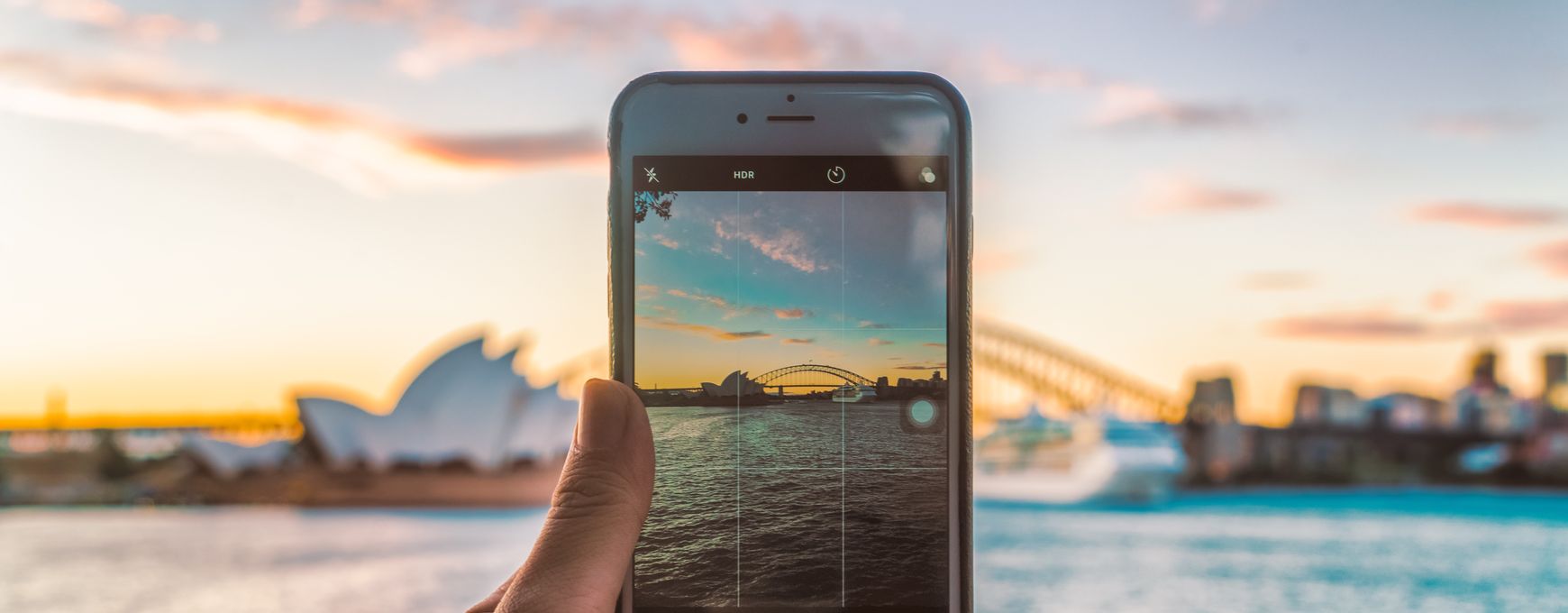 Bilde av en telefon som tar bilde av operahuset i sidney 