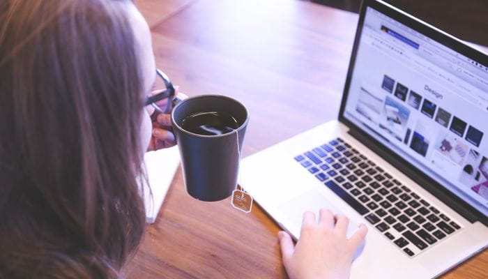 Dame som ser på en nettbutikk