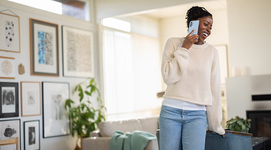 Dame som snakker i telefonen