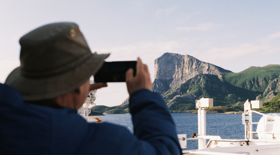 Mann tar bilde av Marthe Thu