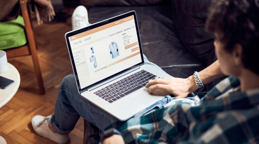 Mann som sitter på laptop og handler på nett