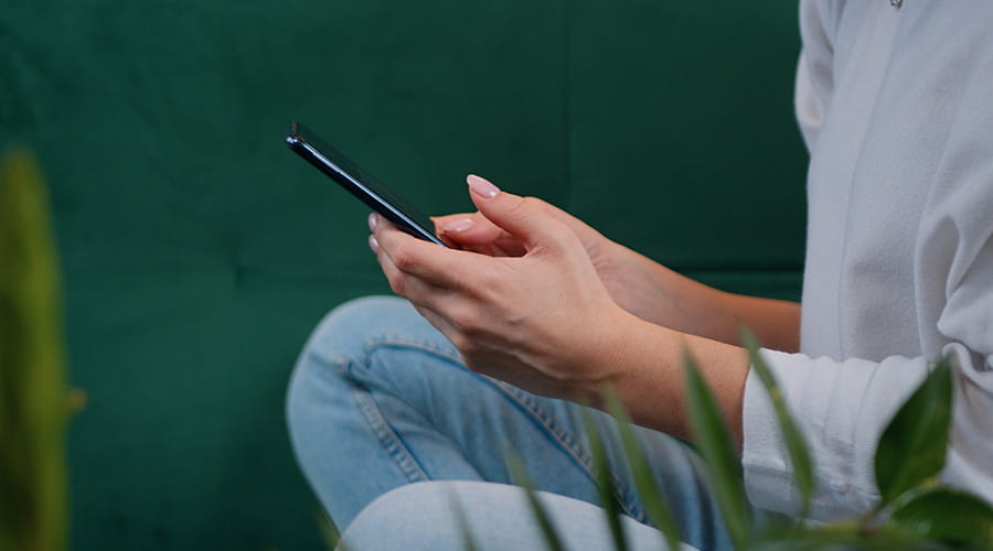 Dame som holder telefon