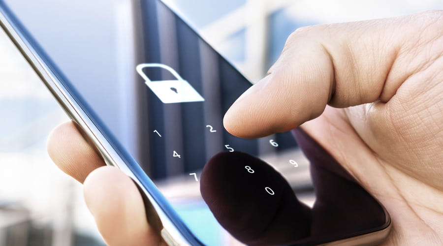 Mobilskjerm med låst-symbol og kode