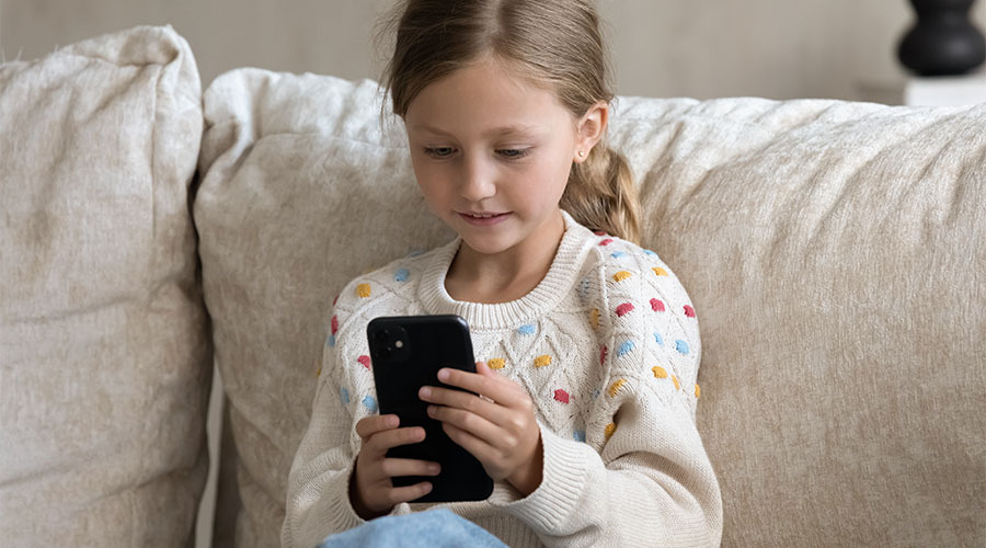 Jente med telefon