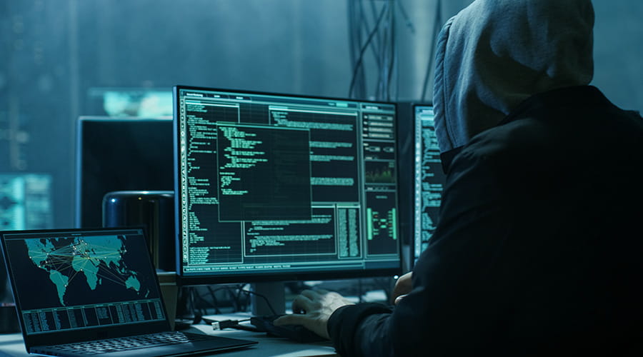 Bilde av en hacker som sitter foran datamaskinen