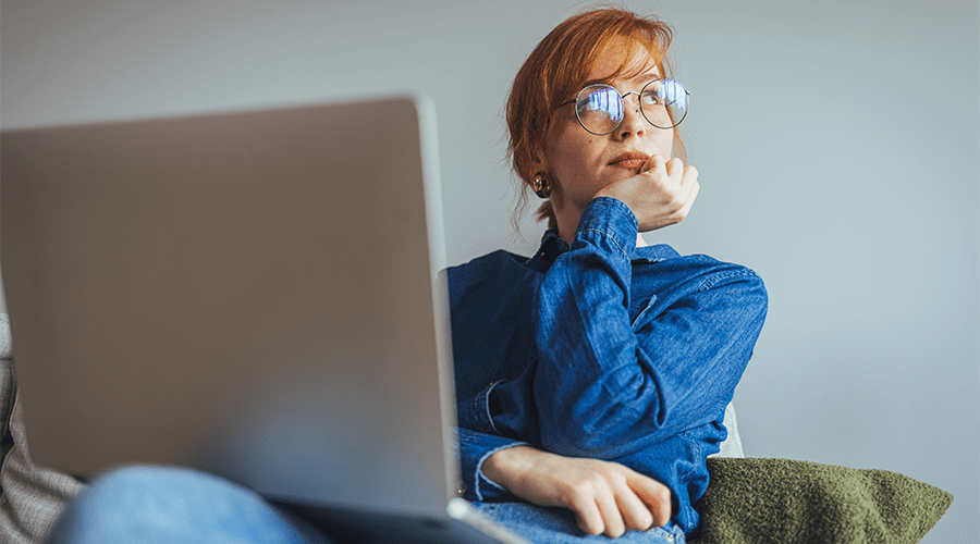 jente med pc som tenker