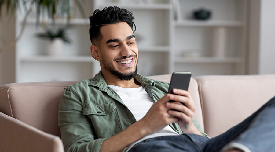 Mann som ser på telefonen sin