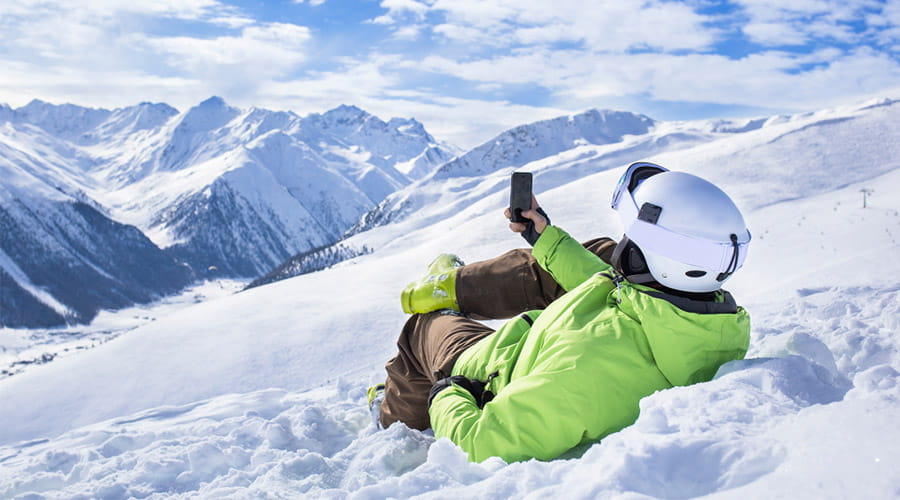 Mann som sitter i snøen