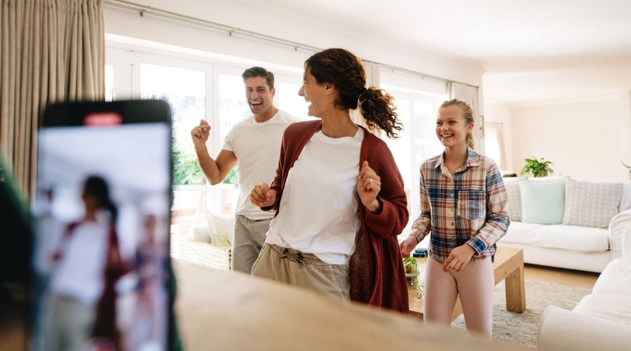 Mann og kone som danser sammen med sin datter
