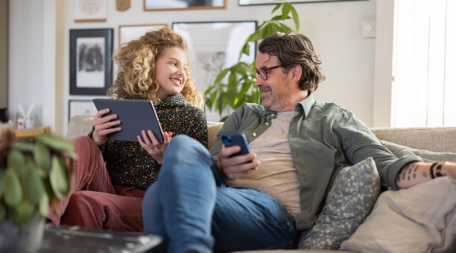 Far og datter som snakker