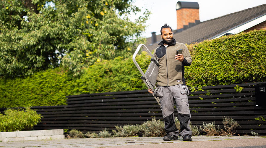 Håndverker som ser på telefonen sin