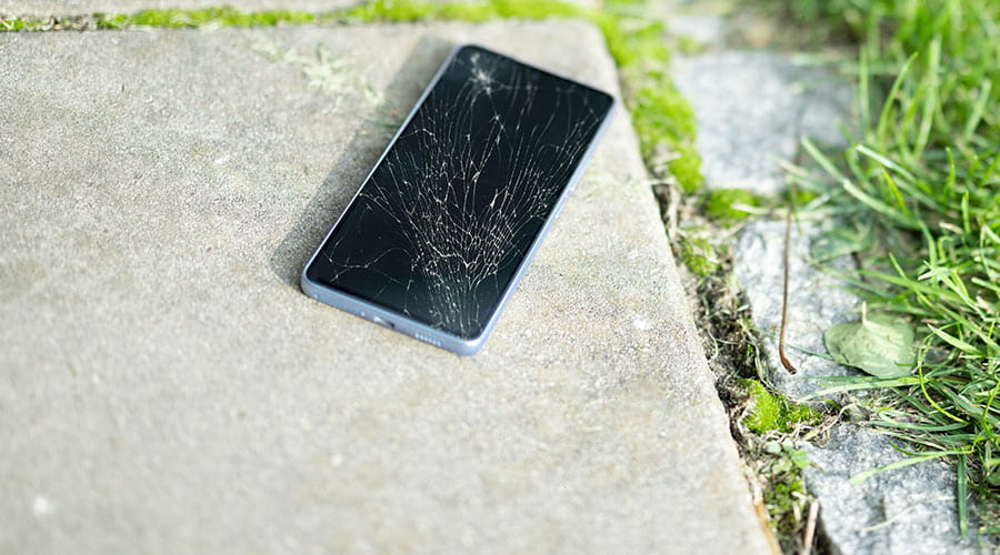 Mobil på bakken med knust skjerm