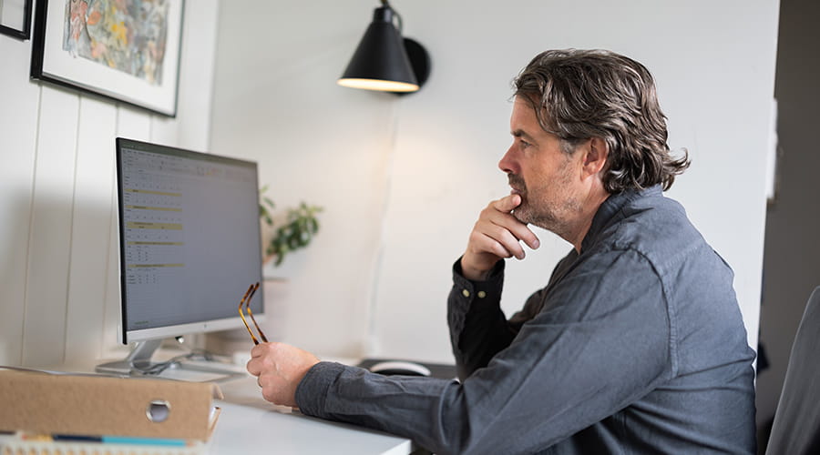 Mann som sitter på hjemmekontor