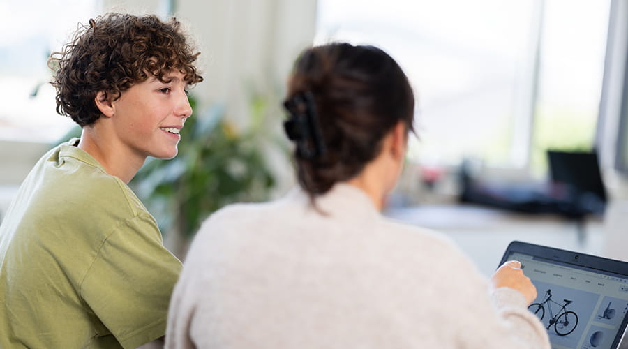 Mor og sønn som ser på PCen