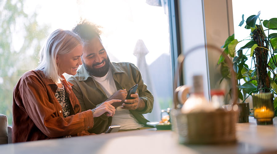 Par som sitter på cafe