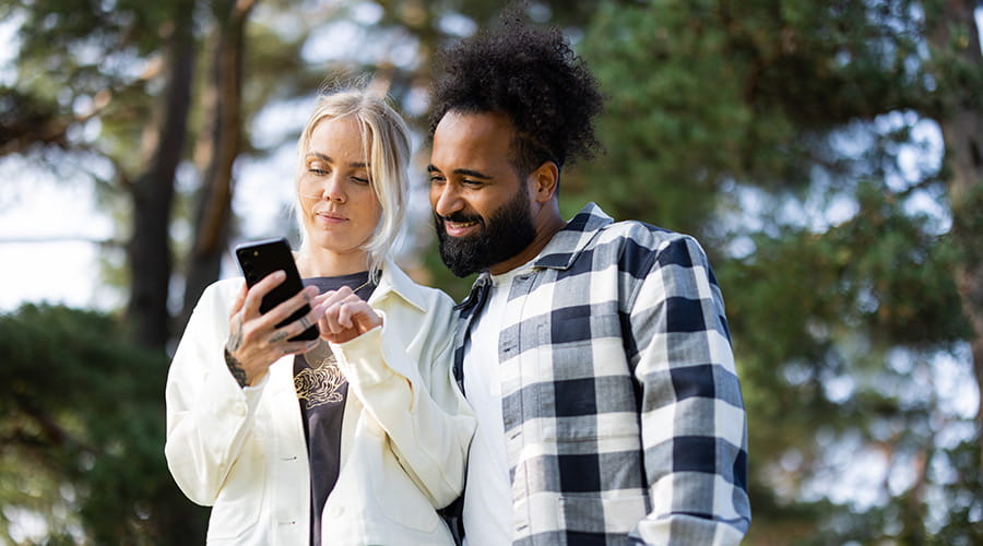 Kjærester på tur i skogen