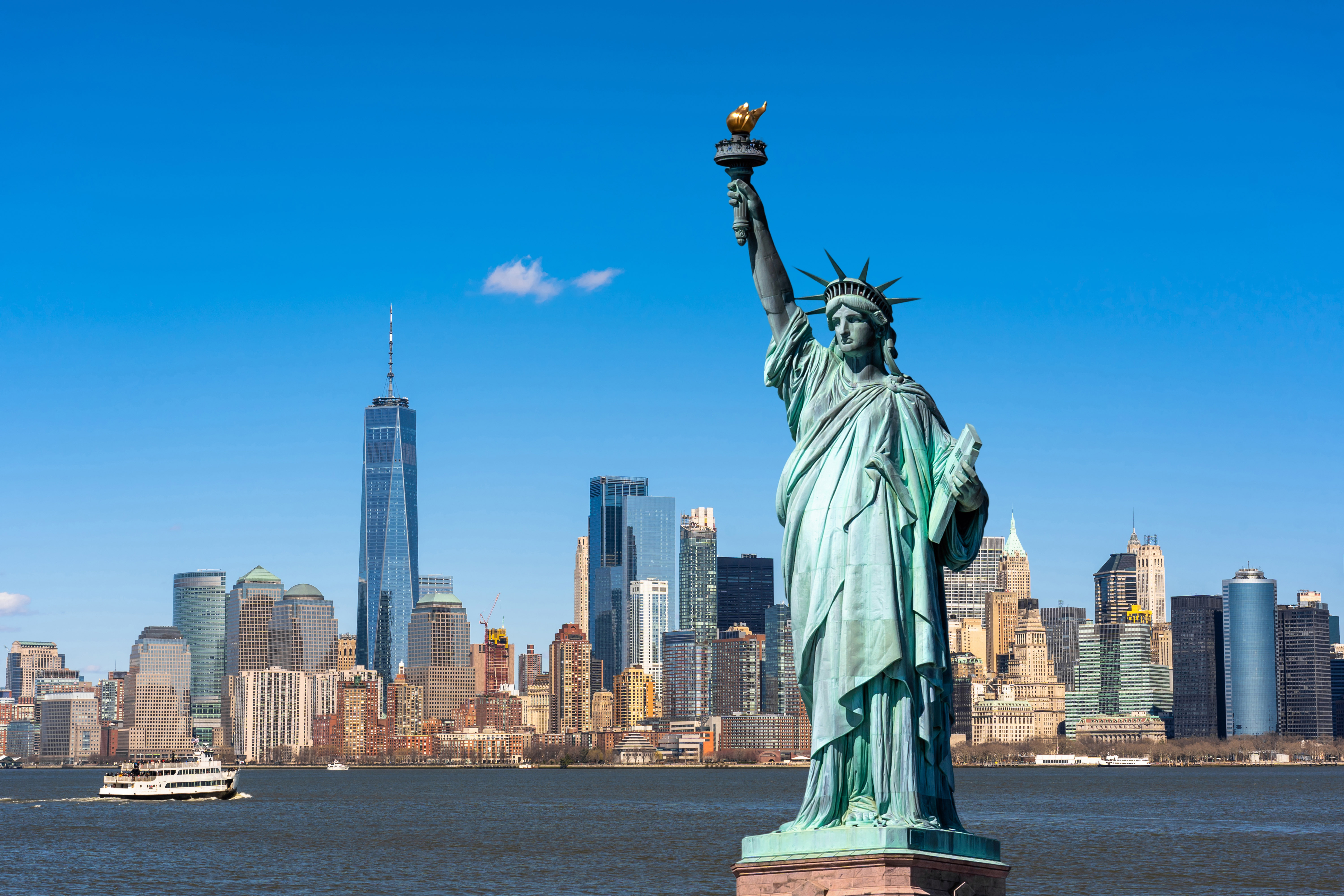Bilde av frihetsgudinnen og new york i bakgrunnen