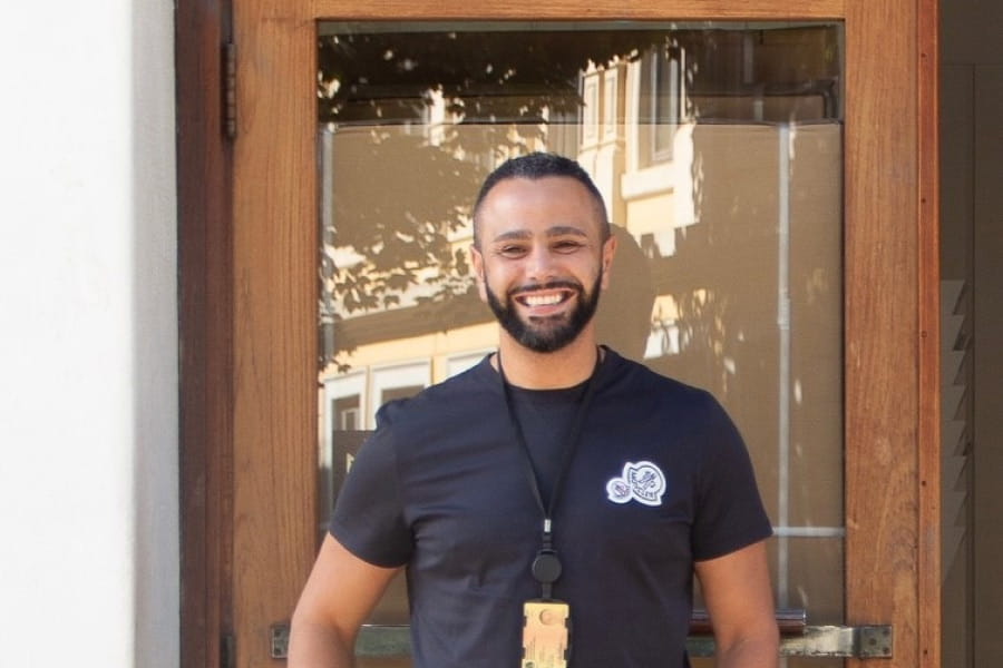 Mann som smiler til kamera