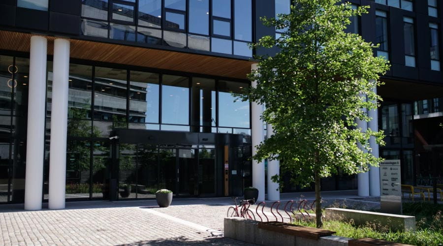 Bilde av inngangen til Karvesvingen 5