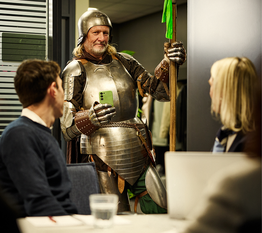 Mann i rustning på kontor