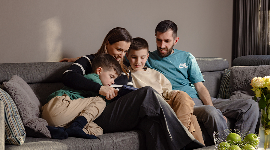 familie i sofa